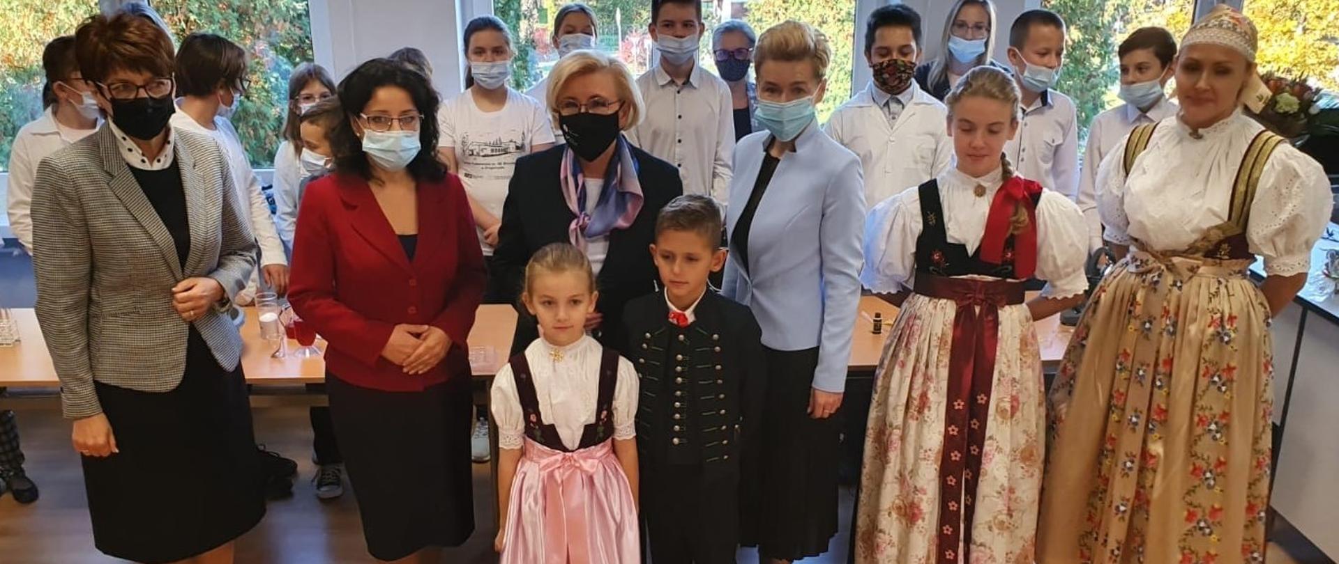 Wizyta wiceminister Marzeny Machałek w Drogomyślu, wiceminister Marzena Machałek pozuje do zdjęcia w towarzystwie nauczycieli i uczniów ze szkoły w Drogomyślu.