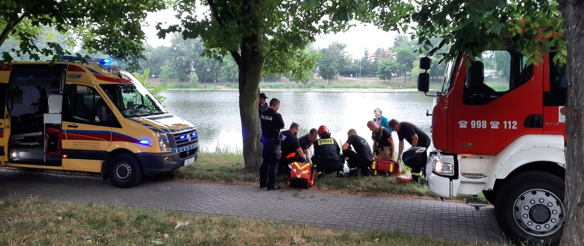Pomoc tonącemu mężczyźnie w Jeziorze Mogileńskim