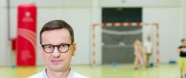 Premier Mateusz Morawieckina boisku hali sportowej w Centrum Sportu Raszyn 