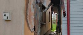 Dwa budynki mieszkalne w bliskiej odległości od siebie, spalona część termoizolacji budynku dwukondygnacyjnego, nadpalony budynek drewniany
