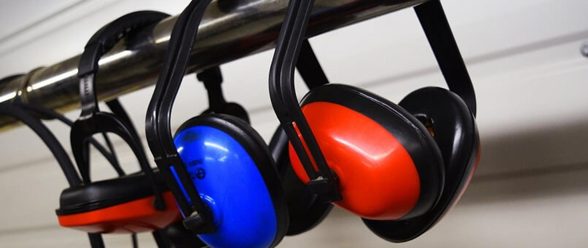 Zdjęcie przedstawia słuchawki ochronne.