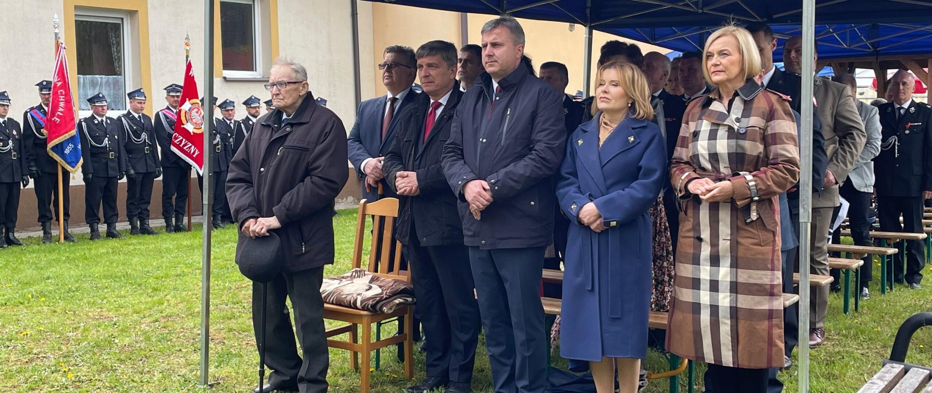 Zdjęcie przedstawia zaproszonych gości i organizatorów na uroczystości nadania sztandaru.