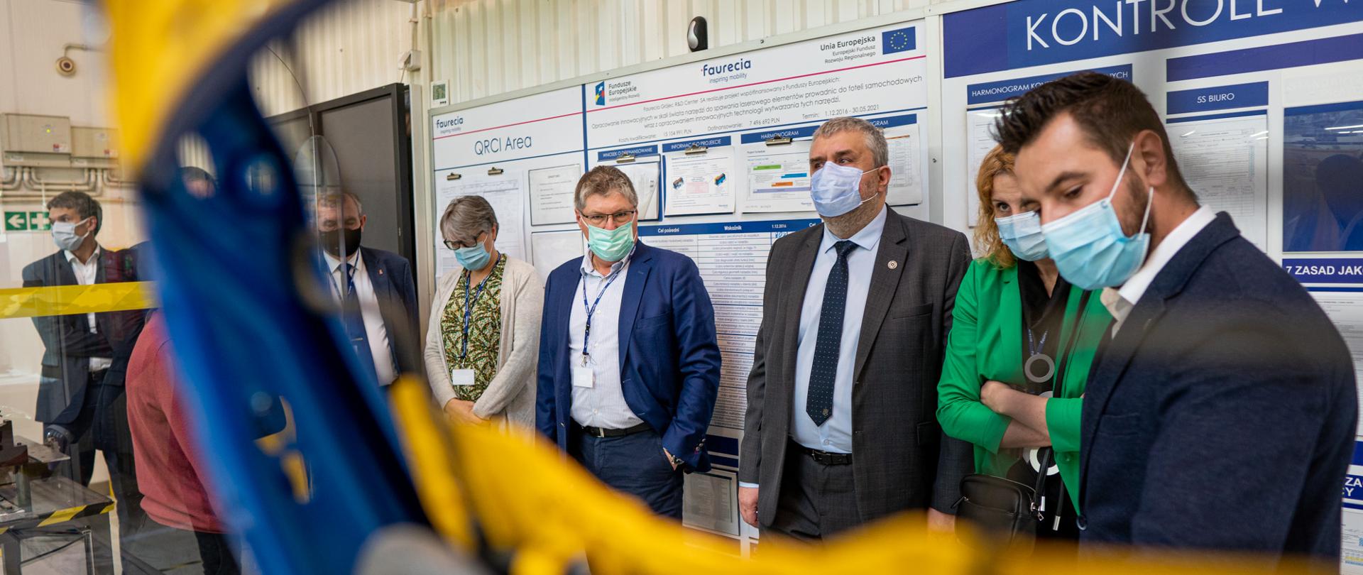 Przemysław Kurczewski zastępca dyrektora NCBR wraz z uczestnikami FutuR&D Mobility zwiedza Centrum Badawcze Faurecia R&D