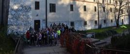 Na zdjęciu znajduje się grupa uczniów wraz z pedagogami PSM I st. w Jaśle na tle wejścia do budynku Muzeum Archeologicznego w Krakowie