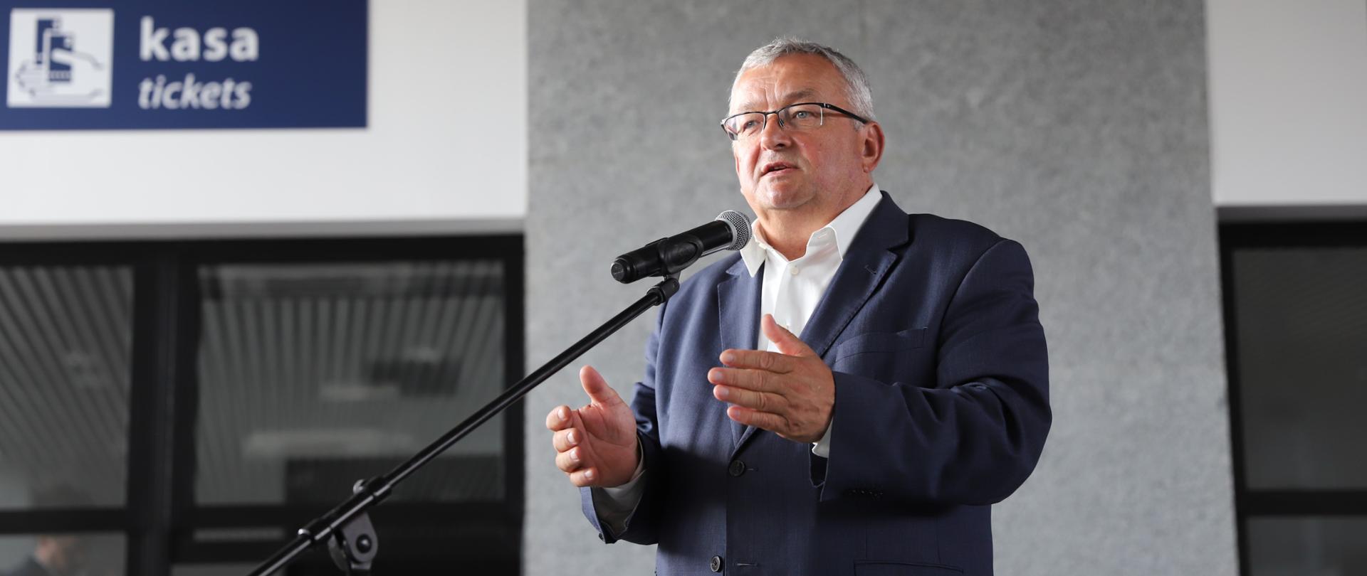 Minister infrastruktury Andrzej Adamczyk w trakcie wizyty w nowo wybudowanym dworcu kolejowym we Włocławku