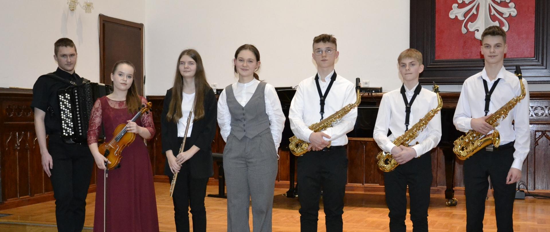 Uczniowie drugiej klasy szkoły muzycznej II stopnia podczas swojego koncertu klasowego na scenie w PSM Mielec