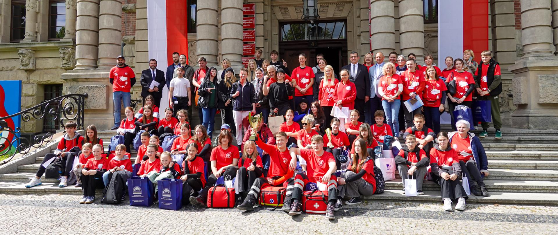 uczestnicy konkursu na schodach urzędu 