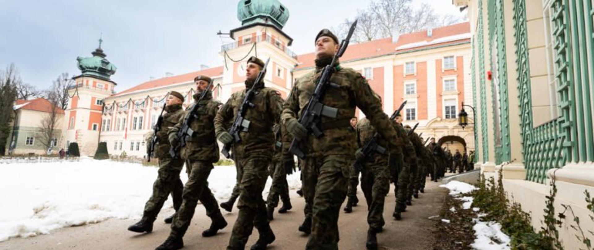 Żołnierze Wojsk Obrony Terytorialnej podczas uroczystej przysięgi w Łańcucie