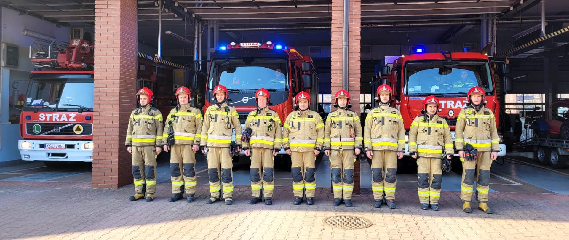 Zdjęcie przedstawia strażaków stojących na apelu związanym z odpowiedzią na apel Komendanta Głównego PSP - minuta ciszy dla poległych strażaków z Ukrainy