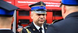 Powiatowe obchody Dnia Strażaka w Wysokiem Mazowieckiem zdjęcie portretowe Komendanta wojewódzkiego PSP podcza składania gratulacji strażakowi