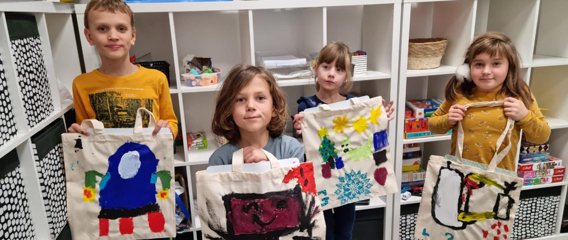 Dzieci z klasy 2a prezentują wykonane torby.