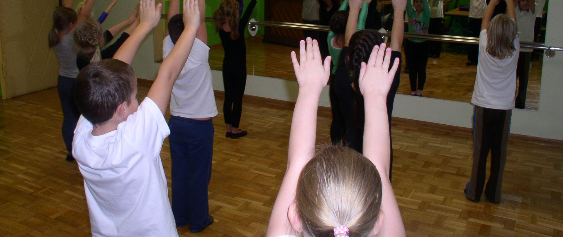 Uczniowie ćwiczący na lekcji rytmiki 