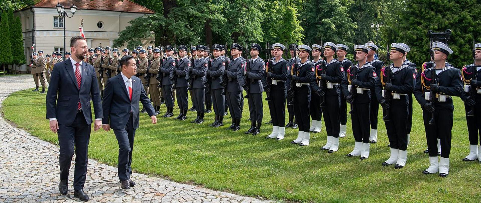 20 czerwca 2024 r. w Pruszkowie, Władysław Kosiniak-Kamysz, wicepremier - minister obrony narodowej Polski spotkał się z Shin Won-sik, ministrem obrony Korei Południowej. Fot. Maciej Nędzyński/CO MON
