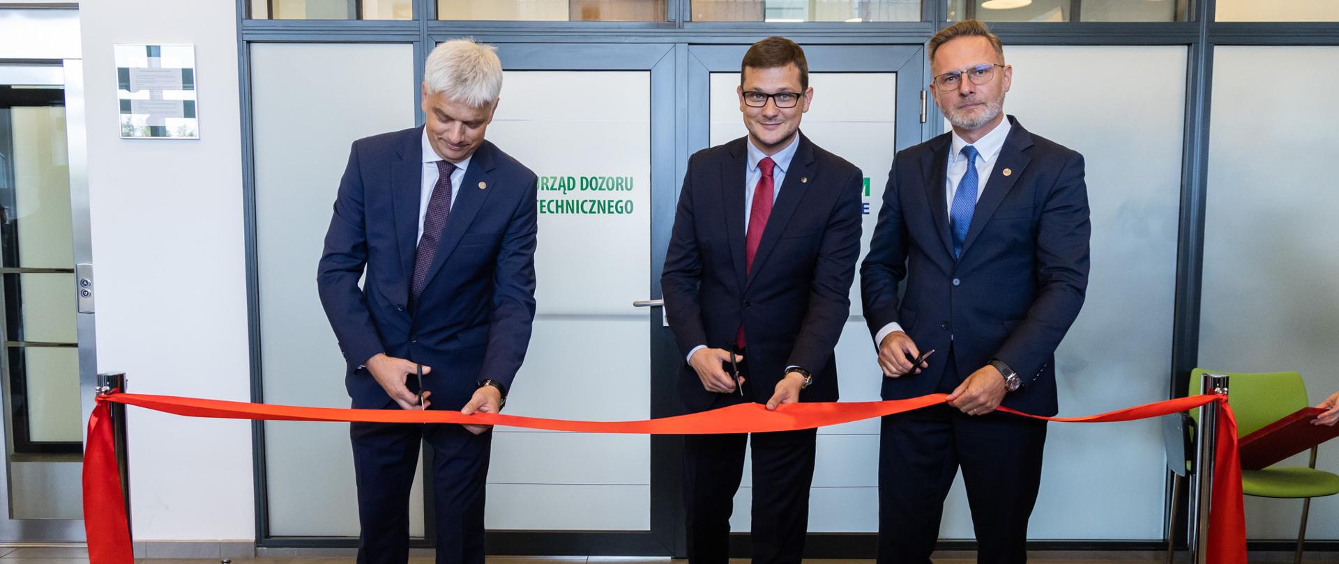 Przecięcie wstęgi przez Wojewodę, Prezesa UDT i Dyrektora oddziału UDT w Bydgoszczy