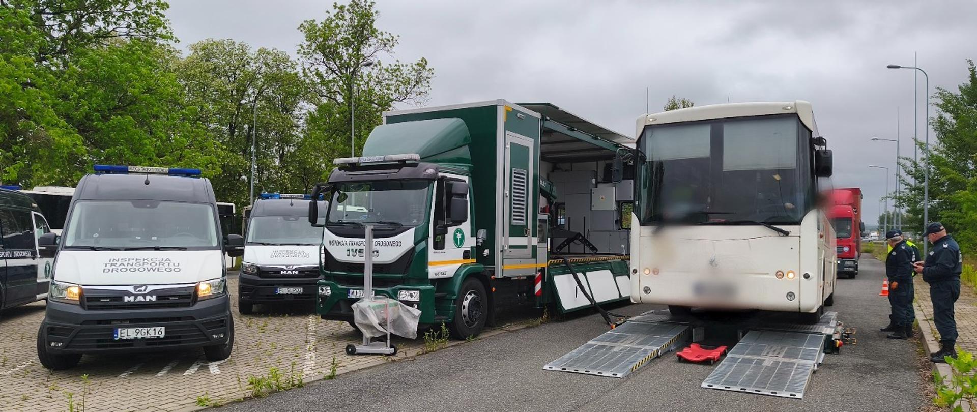Kontrole autobusów pracowniczych w Strykowie. Na zdjęciu autobus kontrolowany za pomocą Mobilnej Stacji Diagnostycznej
