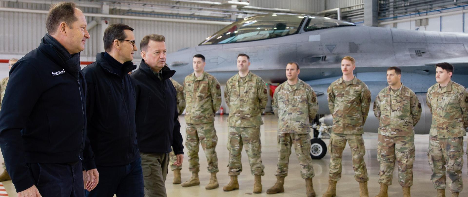Premier Mateusz Morawiecki, wicepremier, minister obrony narodowej Mariusz Błaszczak podczas wizyty w 32. Bazie Lotnictwa Taktycznego w Łasku.