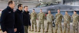 Premier Mateusz Morawiecki, wicepremier, minister obrony narodowej Mariusz Błaszczak podczas wizyty w 32. Bazie Lotnictwa Taktycznego w Łasku.