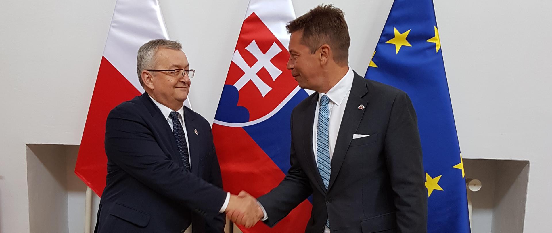 Minister infrastruktury Andrzej Adamczyk z ministrem transportu i budownictwa Słowacji Andrejem Doležalem
