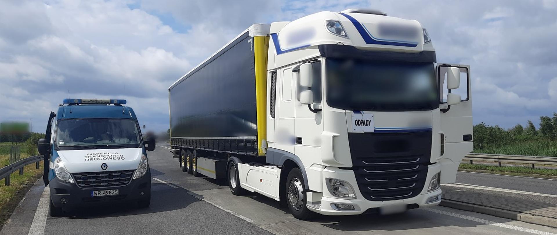 Miejsce kontroli ciężarówek przewożących odpady przez inspektorów mazowieckiej Inspekcji Transportu Drogowego.