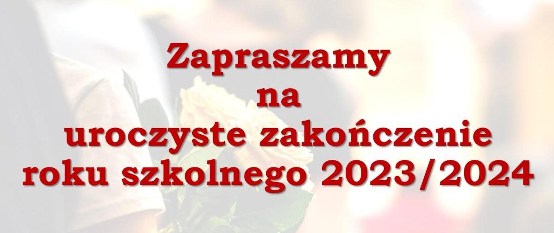 Plakat z informacją dotyczącą uroczystego zakończenia roku szkolnego 2023/2024, które odbędzie się 21 czerwca 2024r. o godz 16:00 w auli ZPSM w Dębicy, tło plakatu rozmyte, w tle białe róże