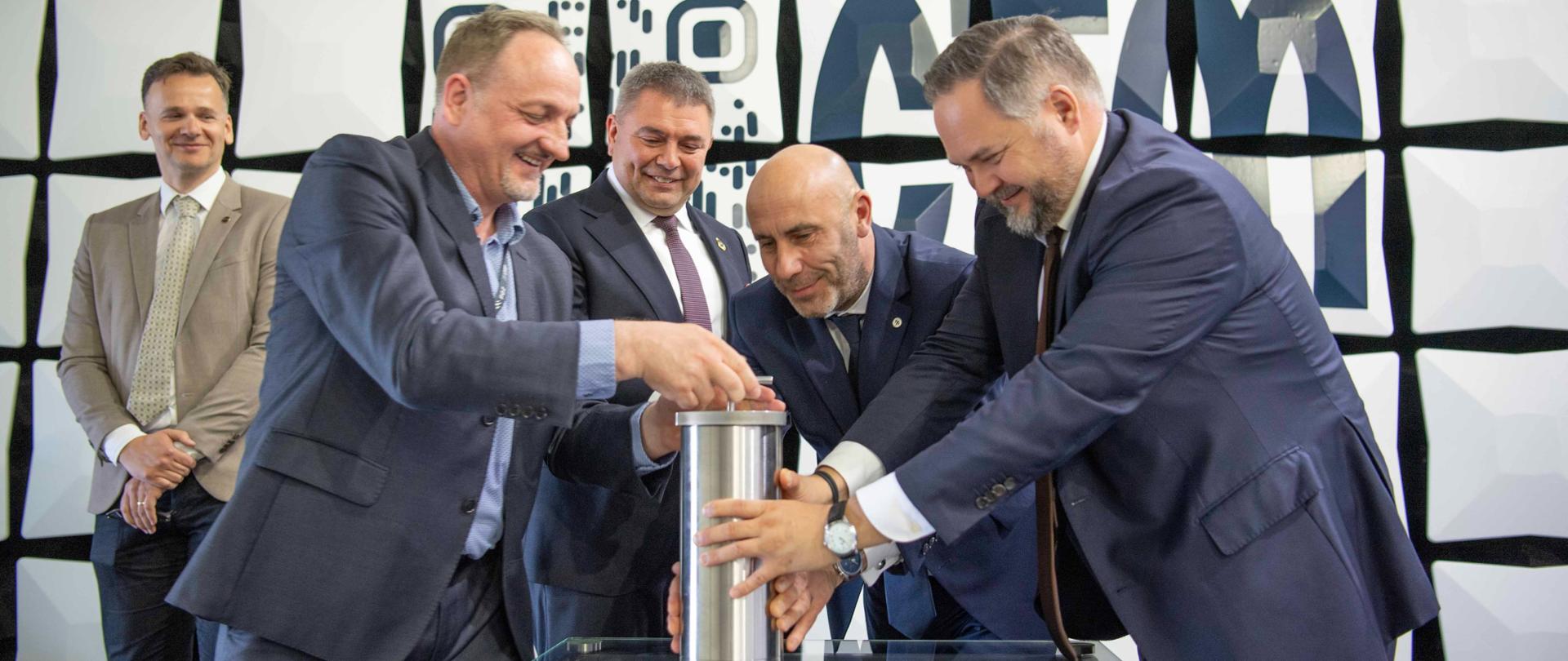 Uczestnicy uroczystości wmurowania kapsuły czasu, która oficjalnie zainaugurowała budowę Centrum Elektroniki Militarnej na terenie Ośrodka Badawczo-Rozwojowego Centrum Techniki Morskiej w Gdyni. 