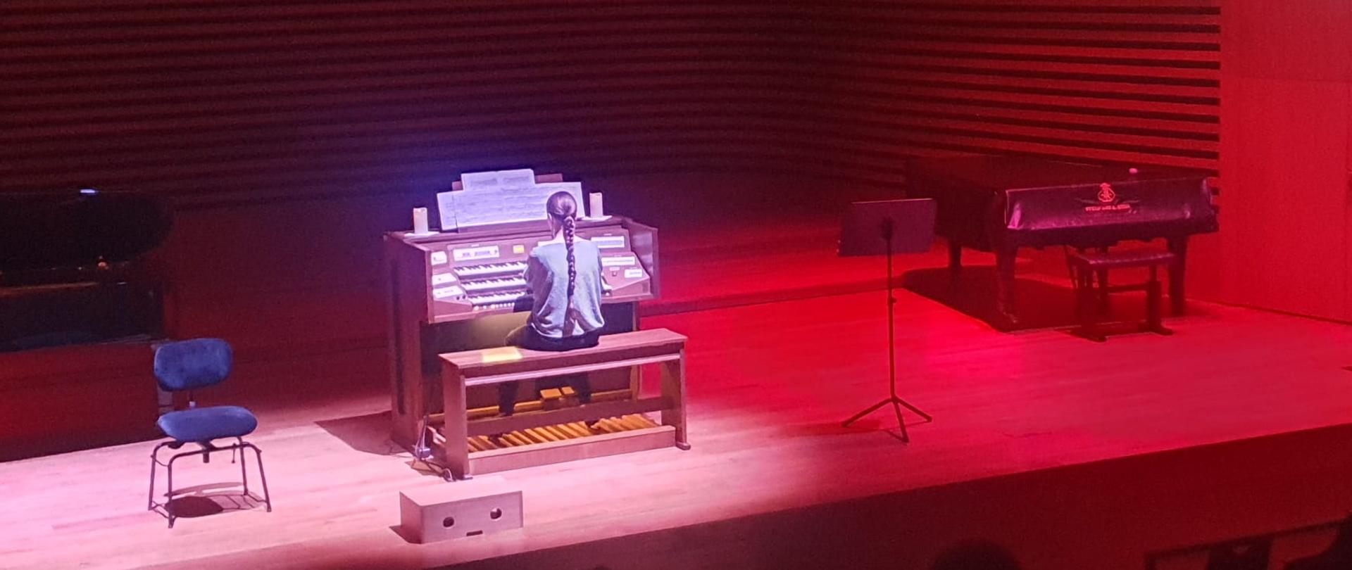 Kobieta gra na organach.