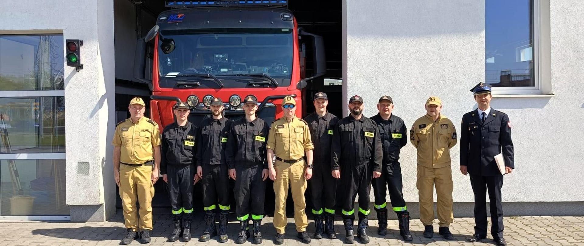 Nowy Dowódca JRG 6 stoi w szeregu ze zmianą służbową i kierownictwem KM PSP w Gdańsku przed garażem JRG 6