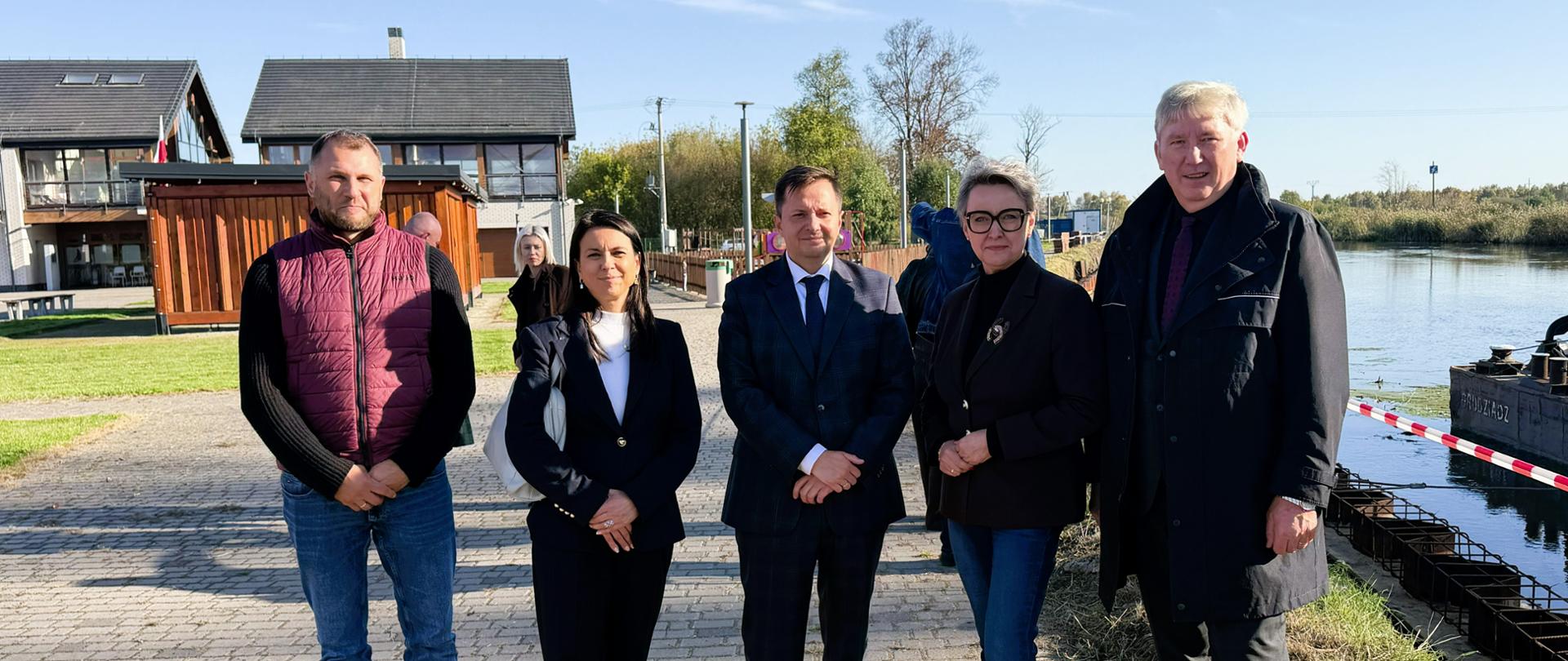 Na zdjęciu od lewej: Jerzy Szypelow - kierownik Obiektu Hydrotechnicznego Bydgoszcz, Agnieszka Siłacz - dyrektor RZGW w Bydgoszczy, Mateusz Balcerowicz - prezes Wód Polskich, Agnieszka Kłopotek - posłanka na Sejm RP, Krzysztof Błoński - starosta nakielski
