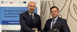 Podpisanie umowy. Na zdjęciu od lewej strony: Robert Gajda, Zastępca Prezesa Zarządu Narodowego Funduszu Ochrony Środowiska i Gospodarki Wodnej, Mateusz Balcerowicz, Prezes Państwowego Gospodarstwa Wodnego Wody Polskie.
