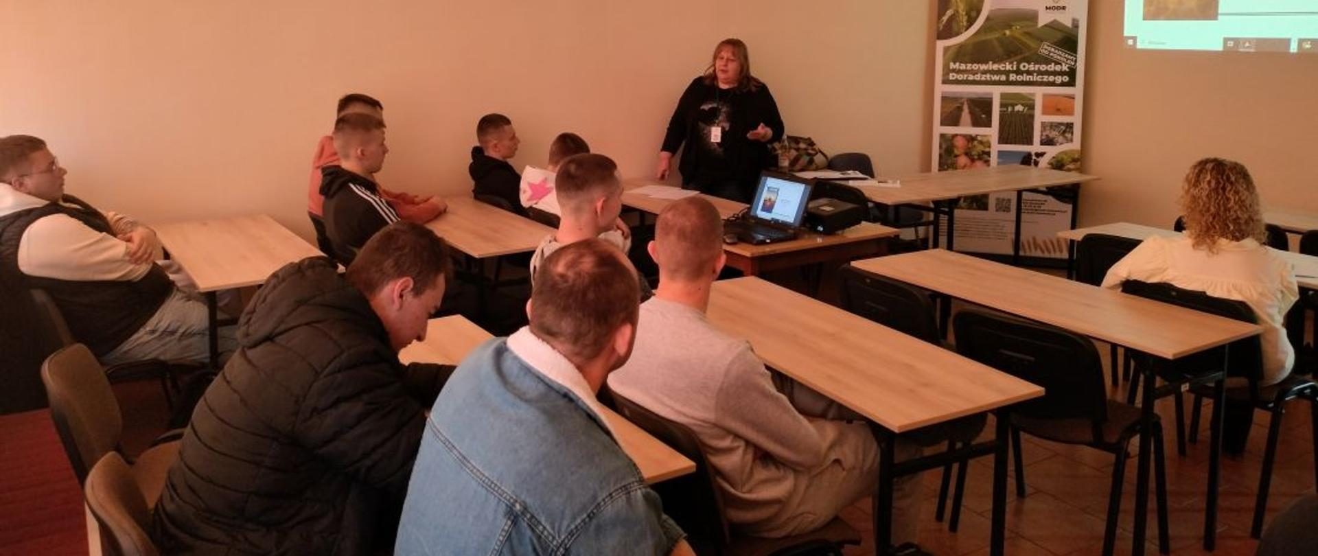 Spotkanie w Powiatowym Zespole Doradztwa Rolniczego w Ostrowi Mazowieckiej - praktyczne wskazówki dla przyszłych rolników.