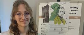 Na tle plakatu konkursu Warszawski Chopin przedstawiającego wizerunek kompozytora stoi uczennica pilskiej szkoły muzycznej, laureatka.