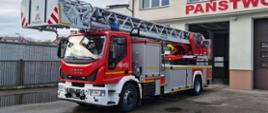 Zdjęcie przedstawia nowy samochód pożarniczy wyposażony w drabinę mechaniczną o wysięgu do 42 metrów.