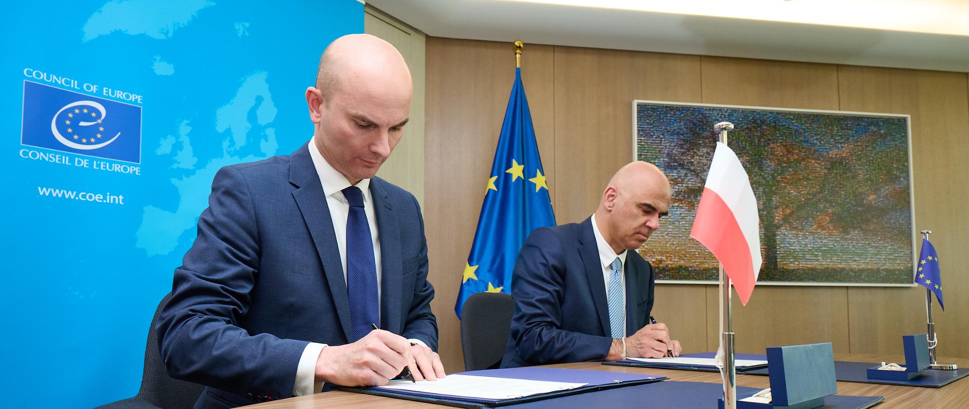 The Deputy Permanent Representative of the Republic of Poland to the Council of Europe in Strasbourg, Hubert Czerniuk, and the Secretary General of the Council of Europe, Alain Berset, signing documents concerning the future Special Tribunal for the Crime of Aggression against Ukraine.