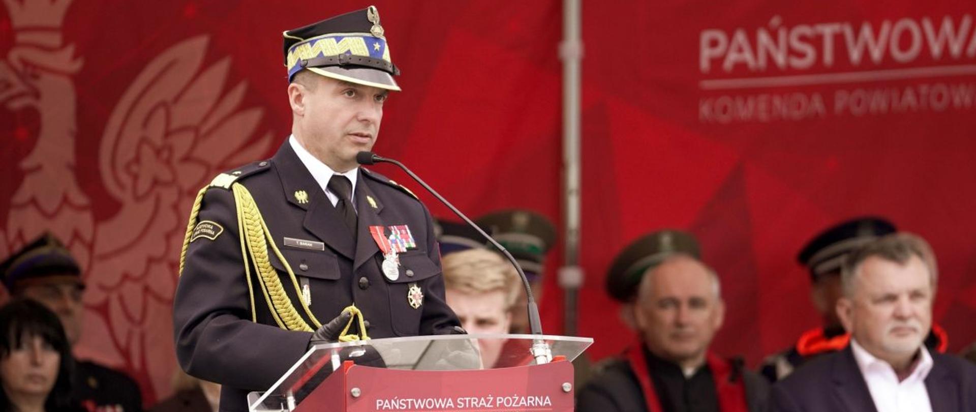 Zdjęcie przedstawia przemawiającego komendanta wojewódzkiego. 