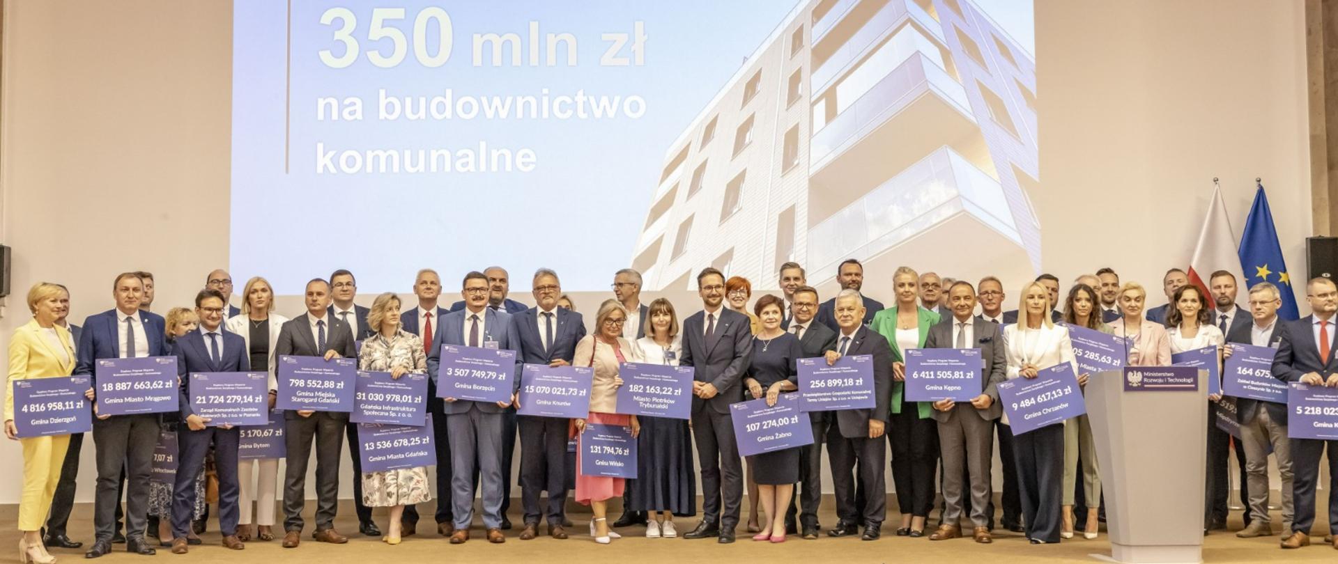 konferencja prasowa ministra Waldemara Budy - wręczenie środków z programu wsparcia BSK