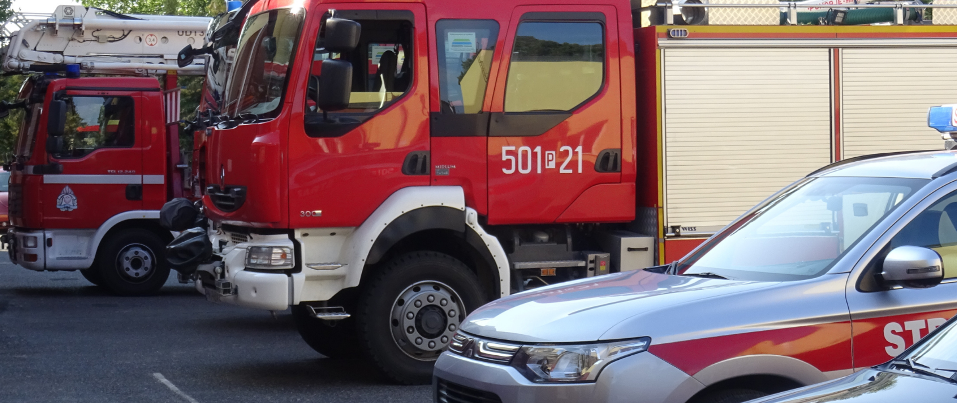 Zdjęcie przedstawia samochody pożarnicze stojące przed garażami remizy Jednostki Ratowniczo-Gaśniczej w Międzychodzie.