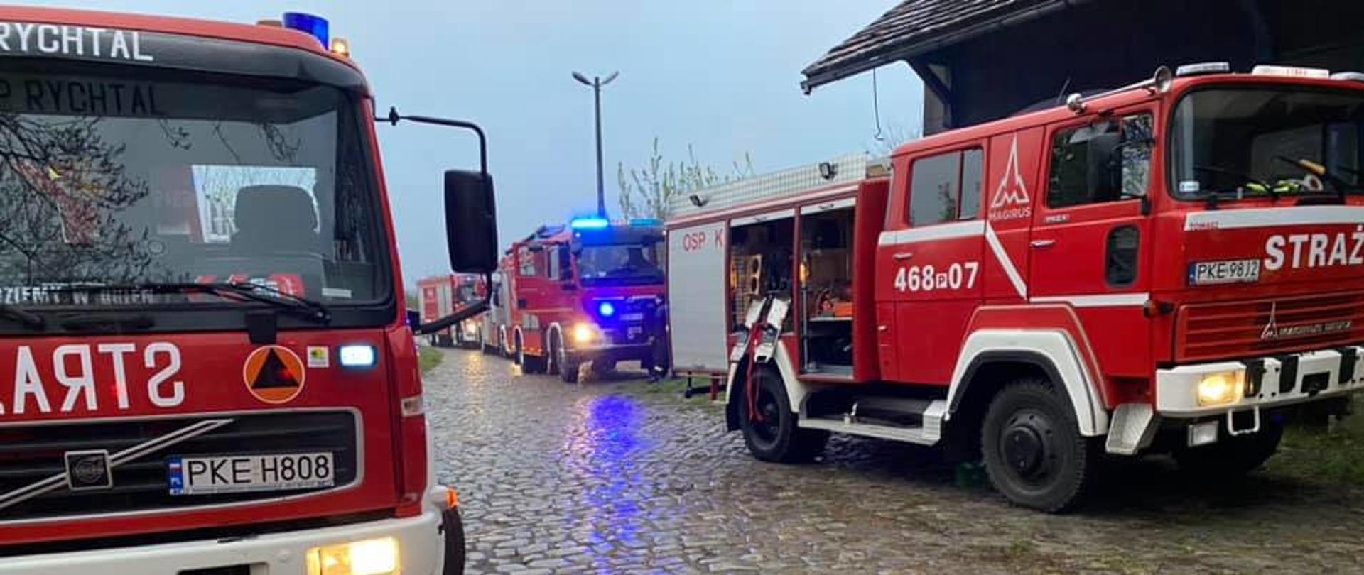 Miejsce zdarzenia widoczne pojazdy pożarnicze oraz budynek dworca.