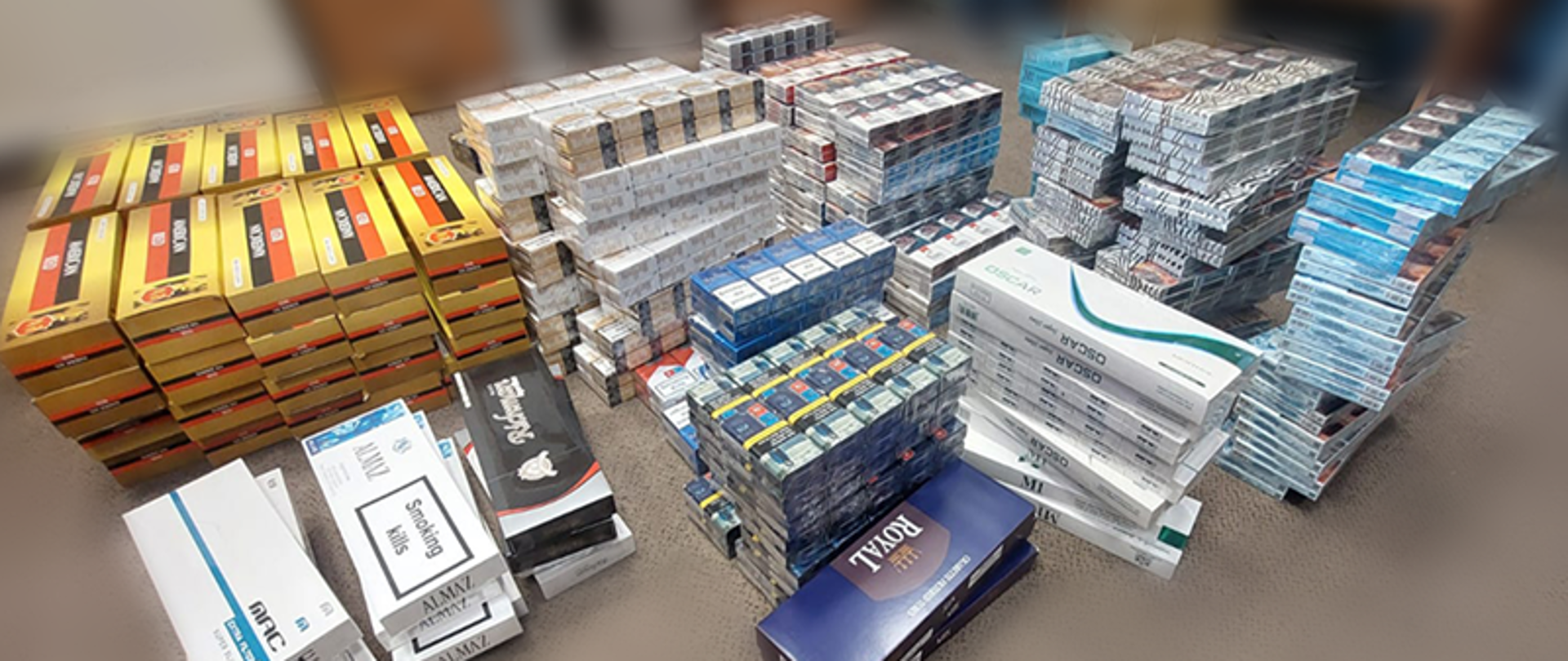 Papierosy ułożone na podłodze.
