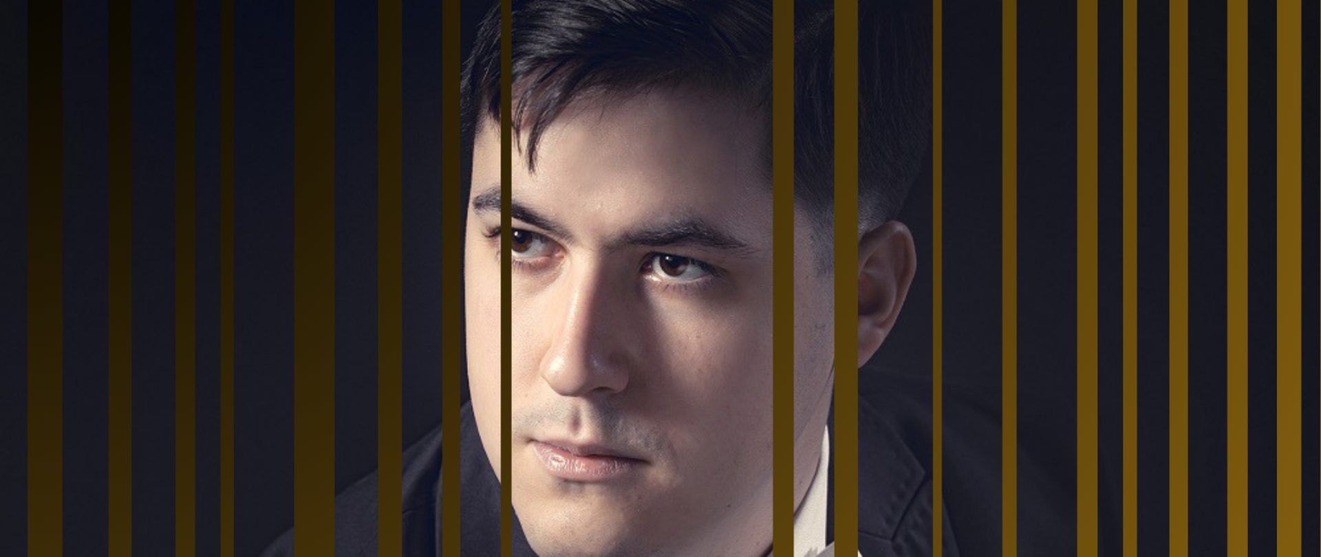 Plakat przedstawiający w górnej części zdjęcie portretowe prowadzącego warsztaty pianistyczne - Michała Michalskiego. Zdjęcie jest pocięte w paski przypominające klawiaturę fortepianową. Pod zdjęciem na tle gradientowym odcieni koloru złotego znajdują się napisy: "Warsztaty pianistyczne z mgr Michałem Michalskim, Akademia Muzyczna we Wrocławiu, OSM I i II st. we Wrocławiu; 9 kwietnia 2026 r.; od godz. 12.30 - sala nr 3 "stary budynek"".