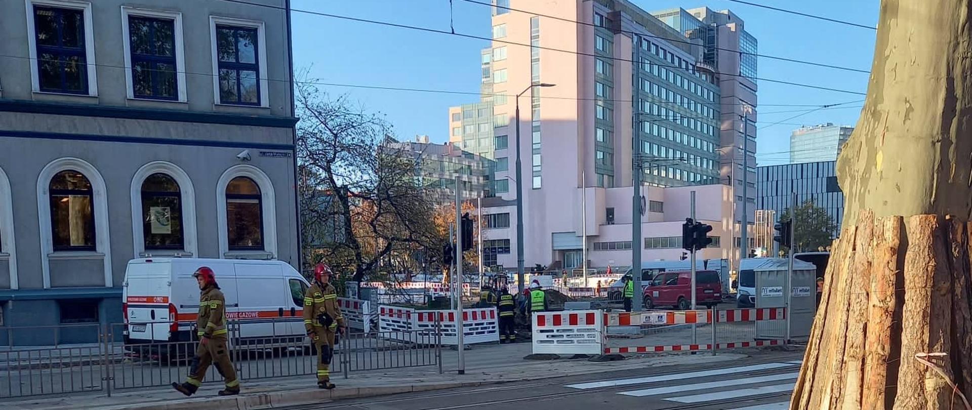 Widok na skrzyżowanie ulicy Jana Matejki i Marszałka Józefa Piłsudskiego. Na zdjęciu widoczni strażacy oraz pracownicy pogotowia gazowego.