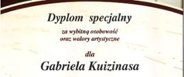Dyplom specjalny za wybitną osobowość oraz walory artystyczne dla Gabriela Kuizinasa z IX Festiwalu Pianistycznego im. Sióstr Frankiewicz w Białymstoku. Dyplom jest w kolorach kremowym i brązowym. W centralnej części napis "Dyplom specjalny" za wybitną osobowość oraz walory artystyczne dla Gabriela Kuizinasa, 