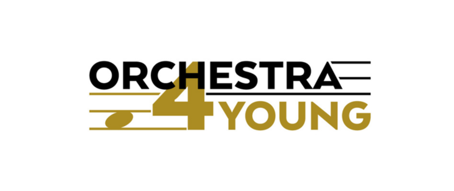 Obraz przedstawia logo o nazwie "ORCHESTRA 4 YOUNG". Słowo "ORCHESTRA" jest napisane czarnymi, dużymi literami, a pod nim znajduje się złote słowo "YOUNG" Centralnym punktem jest duża, złota cyfra "4", która zastępuje słowo "for". Po lewej stronie logo widnieje pięciolinia z jedną nutą, co bezpośrednio nawiązuje do tematyki muzycznej i orkiestrowej. Zastosowano eleganckie połączenie czerni i złota na białym tle.