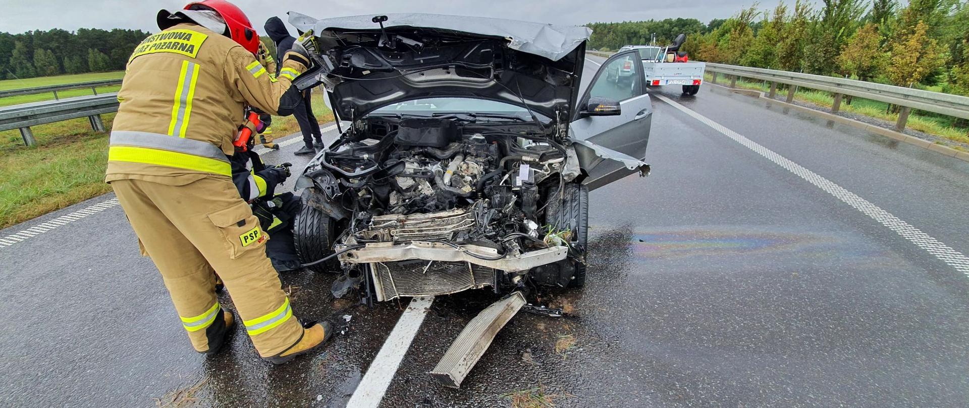 Auto odbiło się od bariery i wylądowało na środku jezdni.