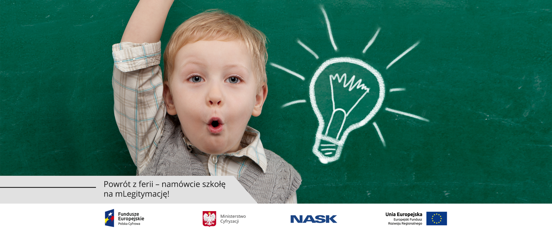 Chłopiec z uniesioną do góry ręką na tle szkolnej tablicy, na której narysowana jest żarówka. 