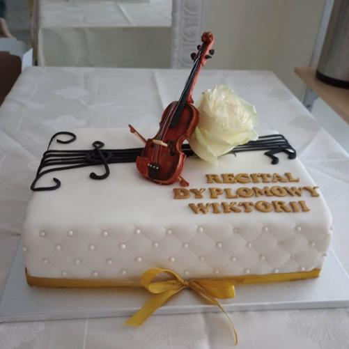 Zdjęcie tortu z napisem "Recital dyplomowy Wiktorii"