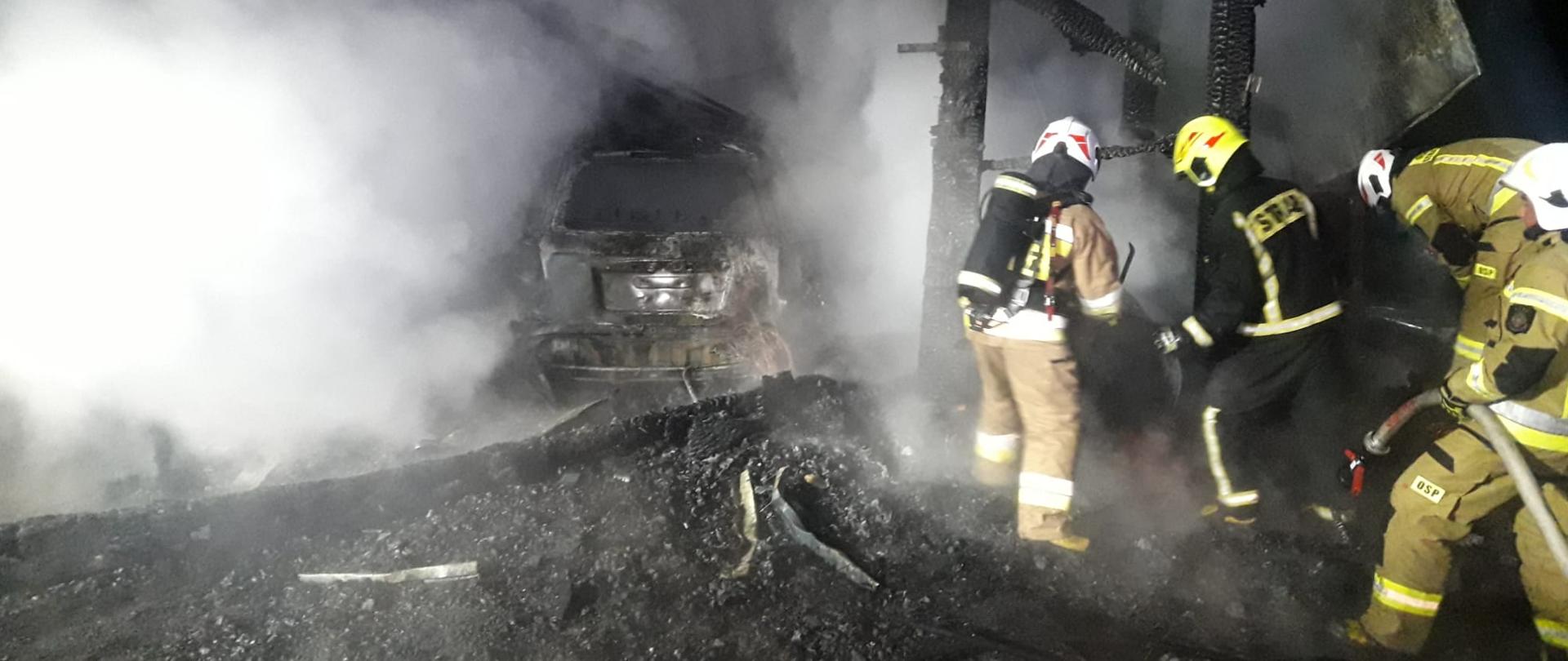 Pożar garażu z samochodem. 