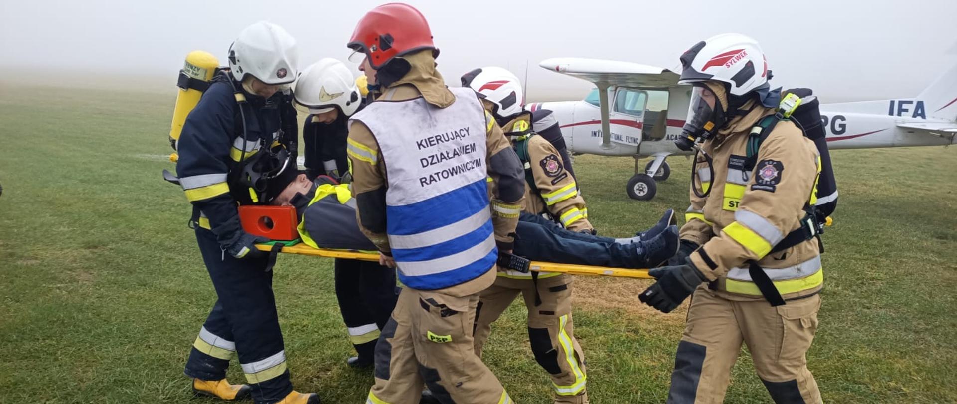 Strażacy prowadzą działania na lotnisku.