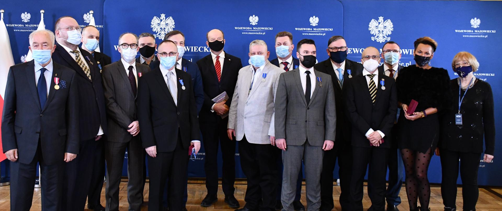 Na zdjęciu znajduje się szesnaście osób