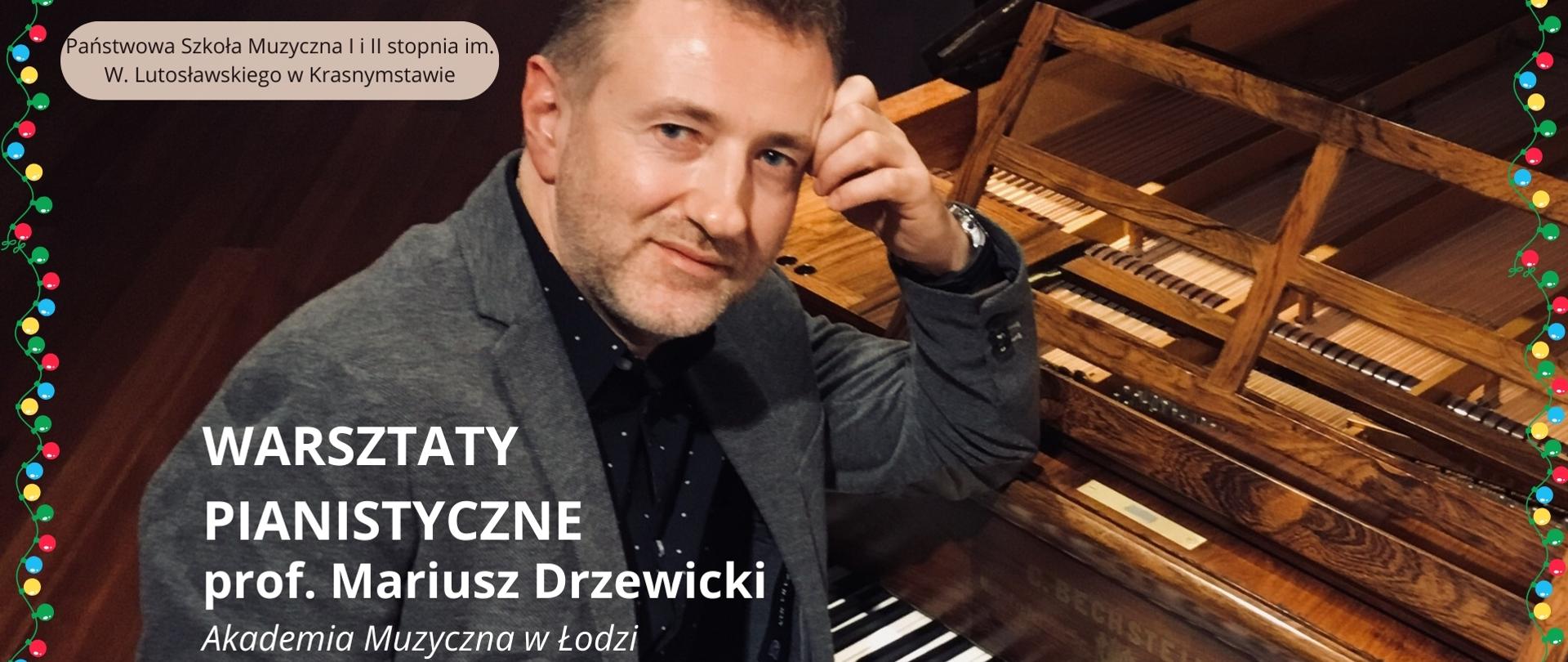 Plakat przedstawia zapowiedź warsztatów pianistycznych prof. Mariusza Drzewickiego z Akademii Muzycznej w Łodzi 14 grudnia 2023 Zapraszamy w tle zdjęcie Pana Profesora oraz fortepian