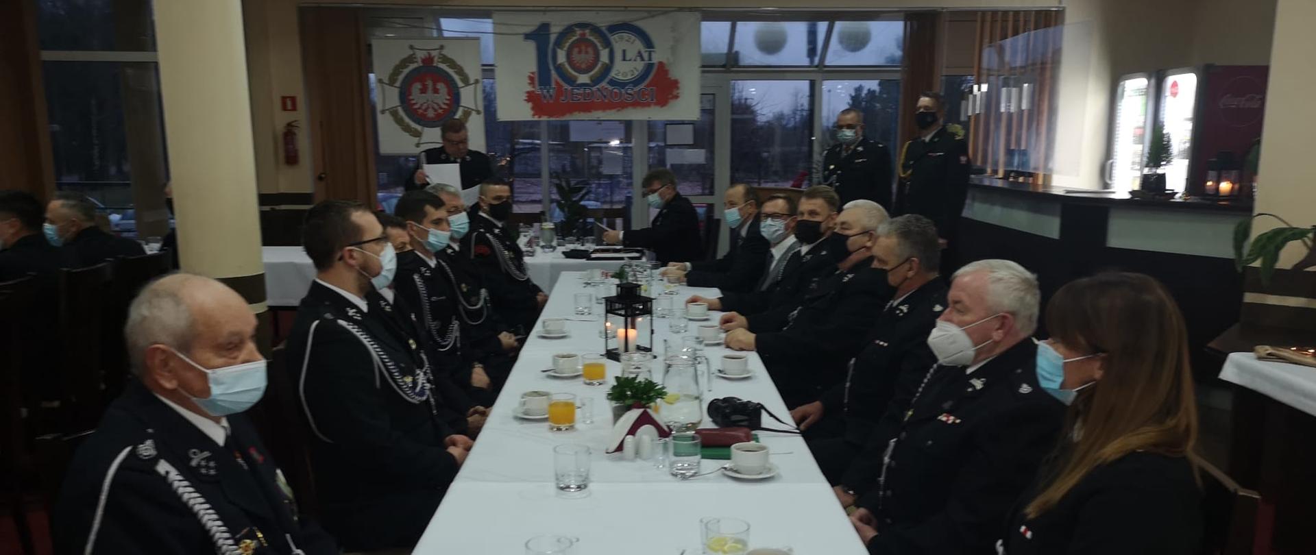 Na zdjęciu w sali restauracyjnej Ośrodka "Nad Jeziorem" delegaci V Zjazdu Zarządu Oddziału Powiatowego ZOSP RP. Delegaci siedzą przy stole podczas obrad. 